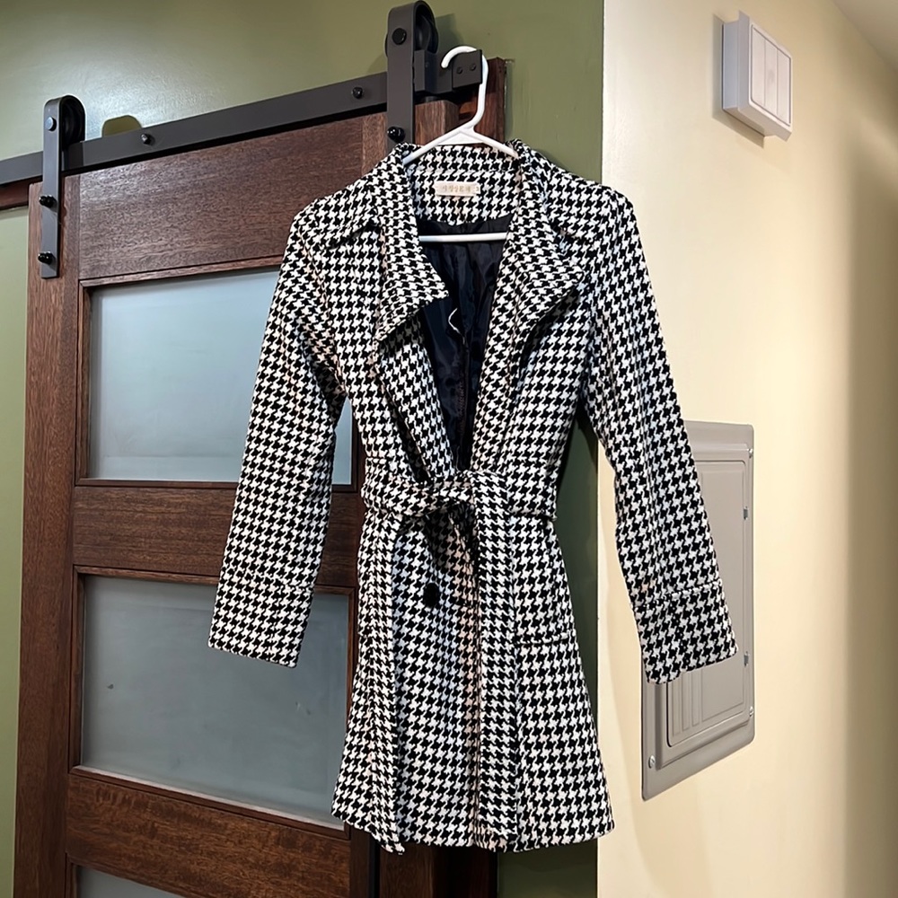 Houndstooth jacket w/ buttons, pockets and tie at waist. Size M but fits like S